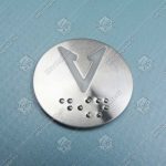 Кнопка вызова/приказа, BST, стрелка вниз, белый символ, с кодом Брайля, синяя подсветка